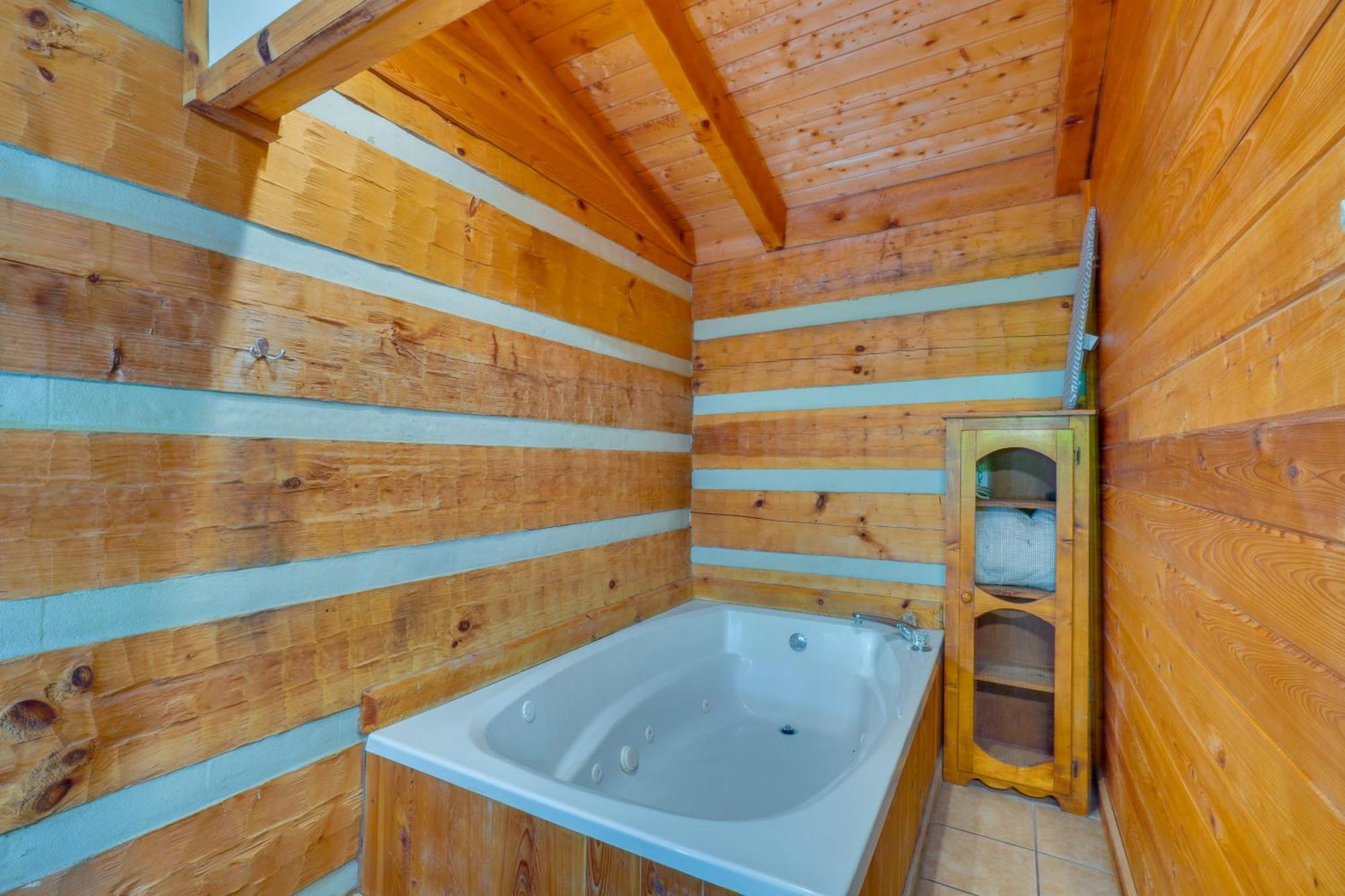 Gatlinburg Cabin With Hot Tub About 6 Mi To Downtown! ภายนอก รูปภาพ